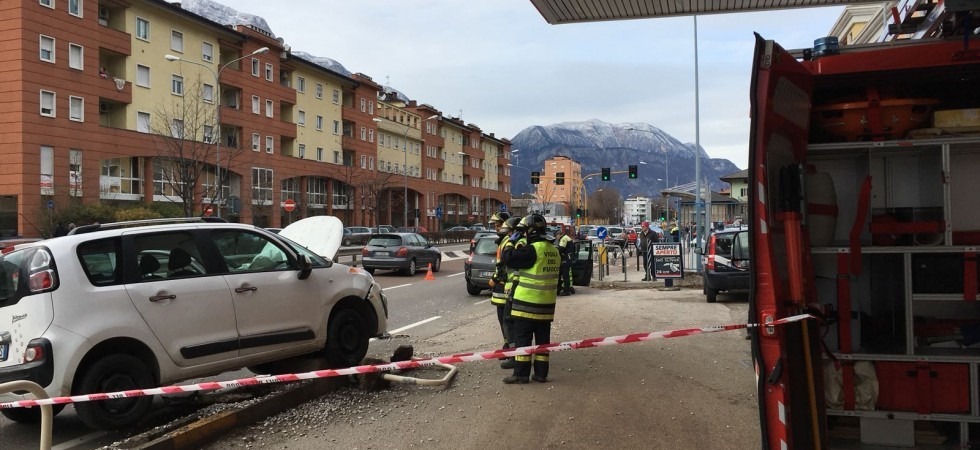 Incidente in via Bolzano, auto esce di strada e travolge gli spartitraffico